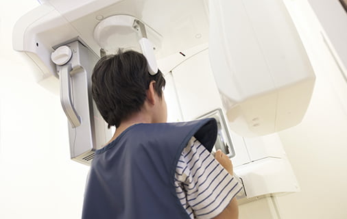 診査・診断を受ける患者