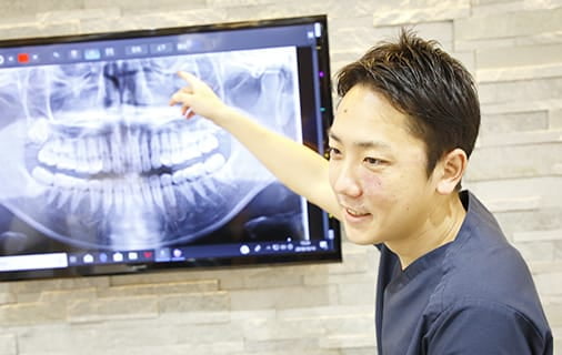 治療プランを指示する医師