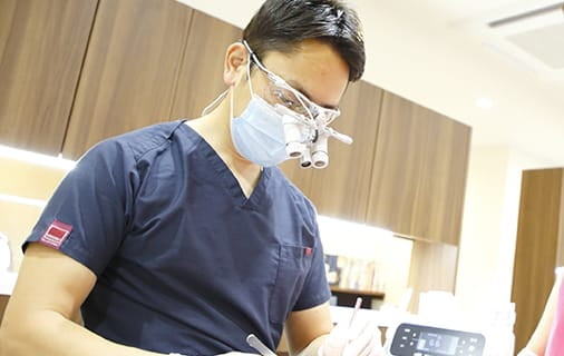 虫歯治療・処置中の医師