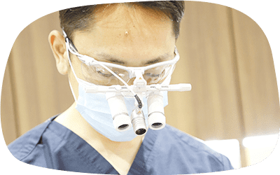 虫歯治療中の医師