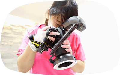 入れ歯制作のため患者様の口の中をカメラで撮影する医師