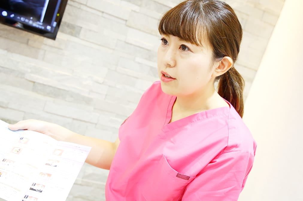 患者様のご要望に合わせて被せ物の提案をする医師