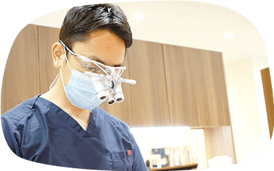 口腔外科治療中の医師