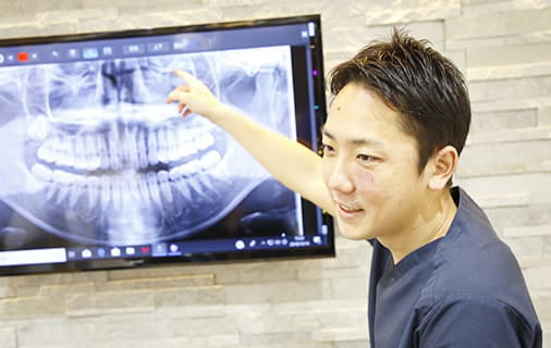 治療プランを指示する医師