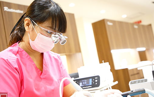 歯周病チェックをする歯科衛生士