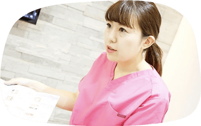 歯周病の治療計画を説明する医師