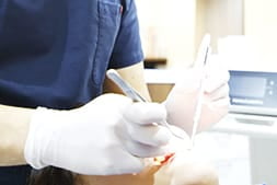 歯周病の処理をしている医師の手元