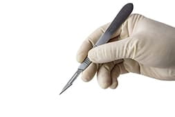 フラップ手術をする手元