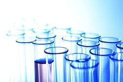 ブタのタンパク質からなる薬剤の入った試験管