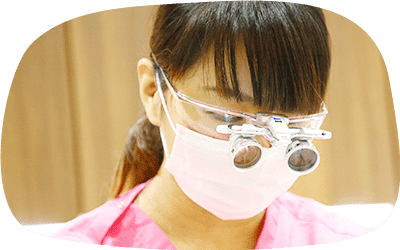 予防処置中の医師