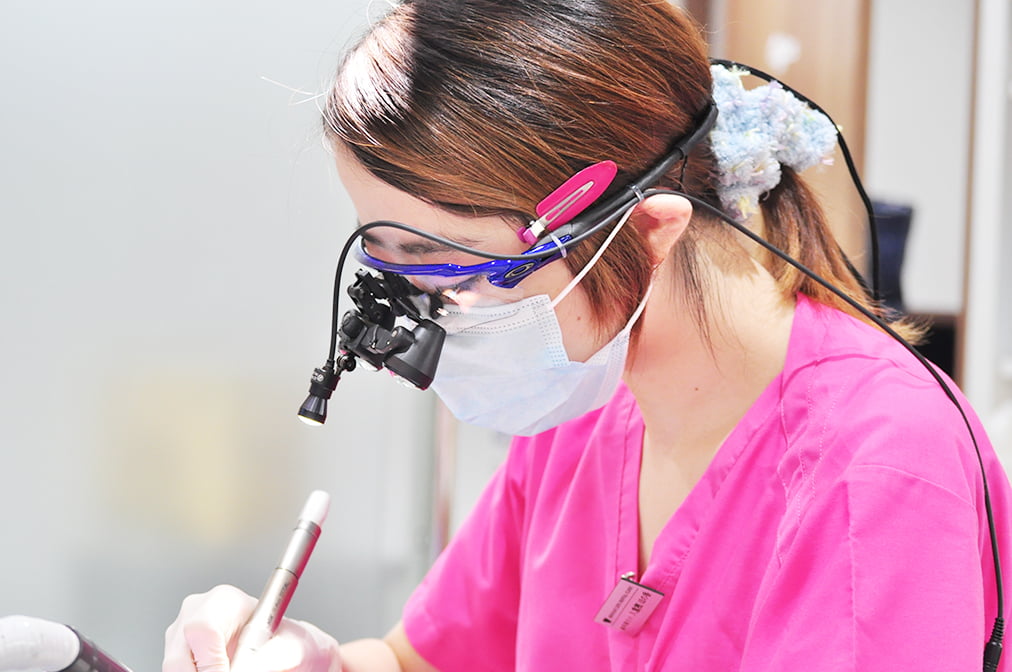 歯に定着して個人では落とすことの出来ない汚れや、歯石を除去する歯科衛生士